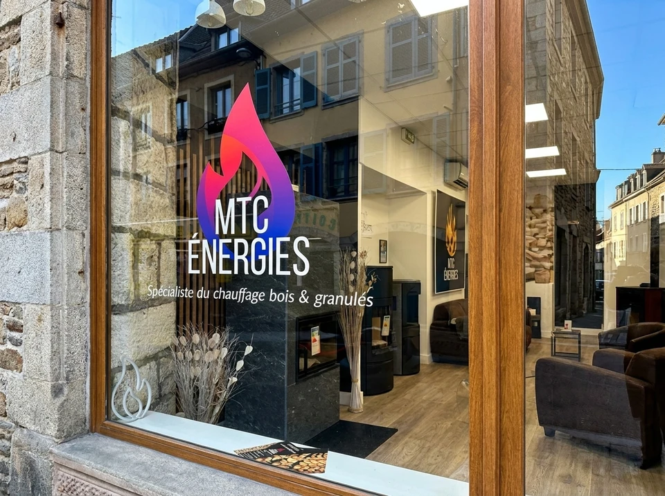 Scène intérieure de showroom avec trois professionnels consultant des échantillons de matériaux